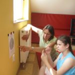 fundacja przerwij ciszę od wielu lat prowadzi kursy języka migowego na poziomie podstawoym i zaawansowanym posiada w sprzedaży multimedialny kurs języka migowego karty pracy do nauki języka migowego ćwiczenia do pomocy przy nauce języka migowego. prowadzimy sklep internetowy z materiałami ułatwiającymi naukę języka migowego. język migowy i jego nauka to jedna z głównych działalności naszej fundacji.